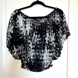 Black and white loosely fitting top. Elastic at the bottom on the shirt.